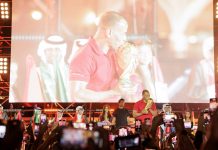 آلاف المشجعين المتحمسين يتدفقون إلى الحي الثقافي كتارا لمشاهدة كأس العالم الاحتفالية الختامية لجولة الكأس شهدت عروضاً مذهلة وحضور الأسطورة كافو