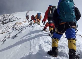 Un alpiniste russe meurt sur le “Toit du monde”