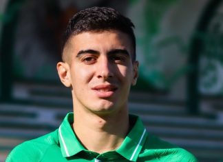 مكعازي يجدد عقده رفقة الرجاء الرياضي