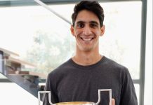 ياسين بونو يتسلم جائزة “زامورا” لأفضل حارس في الدوري الإسباني