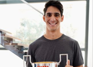 ياسين بونو يتسلم جائزة “زامورا” لأفضل حارس في الدوري الإسباني