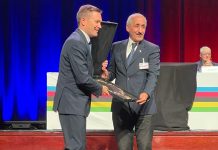 بن الماحي، رئيس جامعة الدراجات، يوشح بالحمالة الكبرى للاتحاد الدولي للدراجات