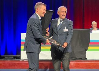 بن الماحي، رئيس جامعة الدراجات، يوشح بالحمالة الكبرى للاتحاد الدولي للدراجات