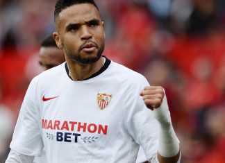 يوسف النصيري يسجل لإشبيلية في دوري الأبطال ويغادر بسبب الإصابة