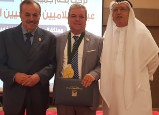 الزميل محمد الجفال يتقلد الوسام الذهبي بالبحرين