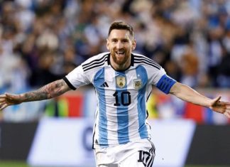 ميسي يعانق كأس العالم قبل إنهاء مسيرته الدولية