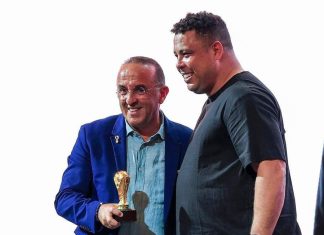 الإعلامي المغربي مراد متوكل ينال جائزة استحقاق من طرف الظاهرة رونالدو