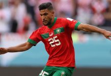 يحيى عطية الله يهدي جماهير آسفي باقة ورد