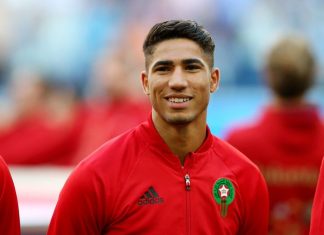 أشرف حكيمي يحظى باستقبال في الملعب البلدي بالقصر الكبير