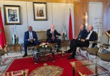 المغرب يحرج كابرانات الجزائر أمام رئيس الفيفا والكاف