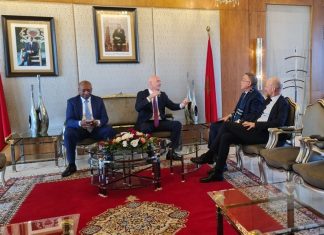 المغرب يحرج كابرانات الجزائر أمام رئيس الفيفا والكاف