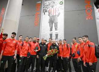 تكريم الراحل العربي بن مبارك قبل انطلاق مباراة المغرب والبيرو