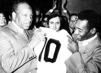 تكريم الراحل العربي بن مبارك في مباراة المغرب والبيرو