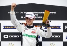 سليمان زنفري على منصة التتويج في سباقات الفورمولا Formula 3 Regional