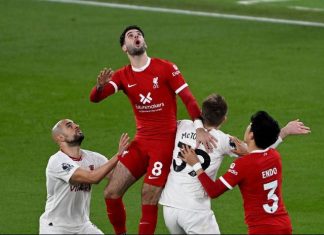 ليفربول يتخلى عن صدارة الدوري الإنجليزي بعد التعادل مع مانشستر يونايتد