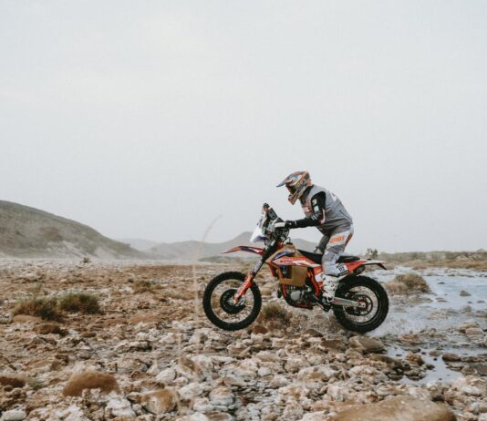 Casse mécanique pour le pilote marocain Amine Echiguer sur le Morocco Desert Challenge