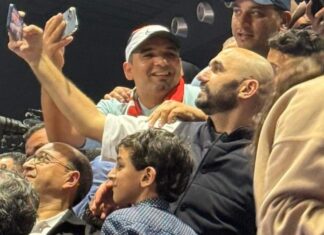 الجماهير المغربية تحتفي بالركراكي في نهائي الفوتسال